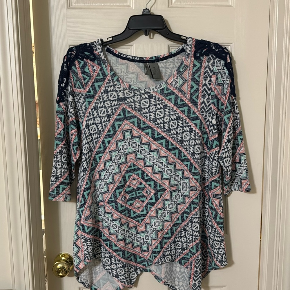 3/4 length sleeves top lace on shoulder and triangle shaped bottom